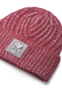 Red knitted beanie with a ribbed texture, featuring a light gray patch with a Snoopy illustration sewn onto the front. Soft and warm material.