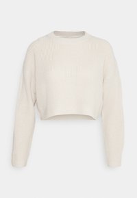 Afklippet sweater i off-white med ribbet tekstur, rund halsudskæring og lange, let oversized ærmer.