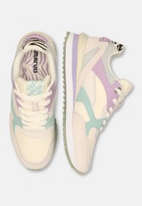 Sneakers met een crèmekleurig leren en mesh bovenwerk,accenten van mintgroene en lavendelkleurige panelen, een getextureerde buitenzool en een zebra patroon voering.