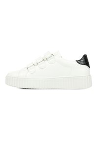 Witte sneaker met een gestructureerde rubberen zool, drie klittenbandsluitingen en een zwarte leren accent op de hiel. Gladde leren bovenkant.