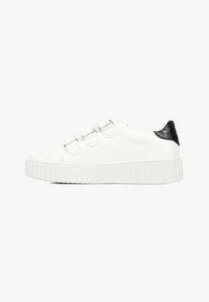 Baskets blanches avec une semelle en caoutchouc texturé, trois fermetures à sangle et un accent en cuir noir sur le talon. Tige en cuir lisse.