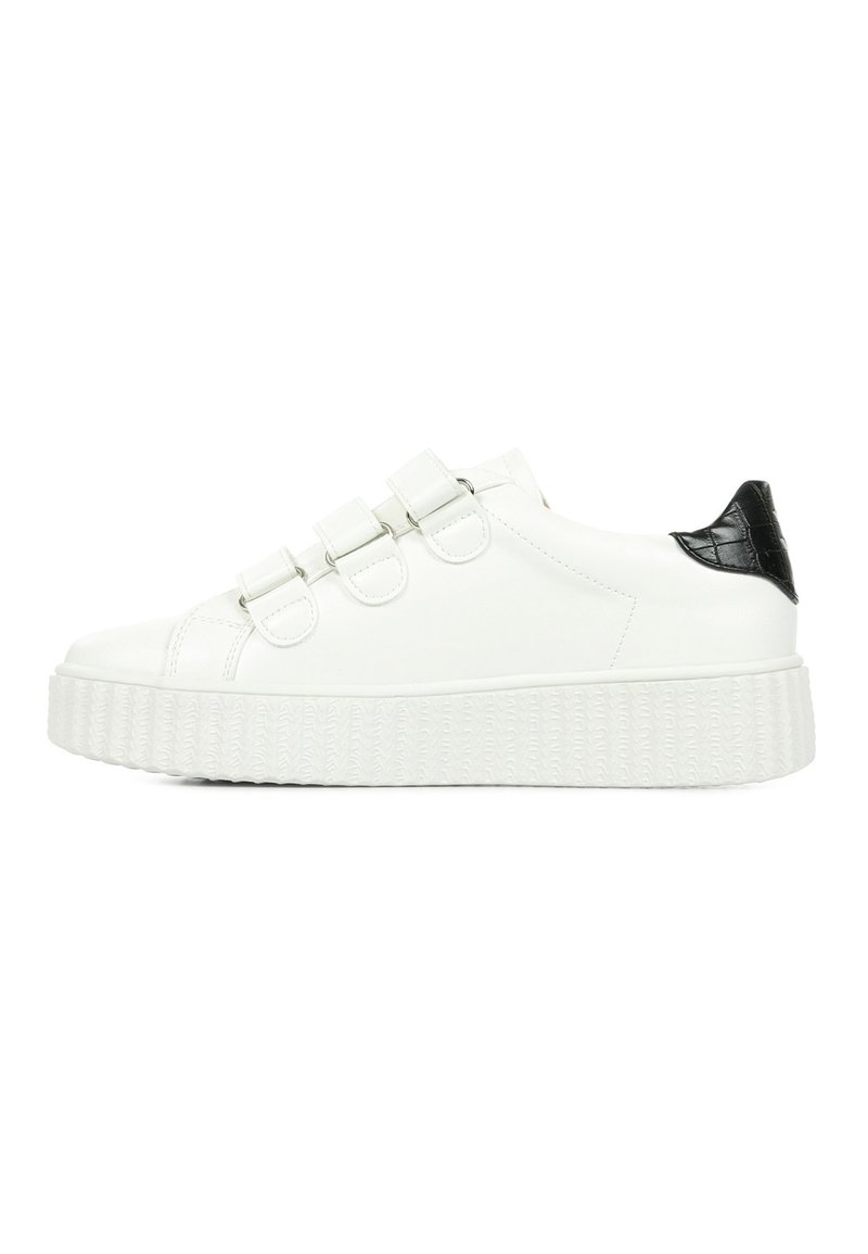 Witte sneaker met een gestructureerde rubberen zool, drie klittenbandsluitingen en een zwarte leren accent op de hiel. Gladde leren bovenkant.