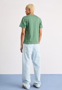 Carhartt WIP POCKET - Camiseta básica - duck green