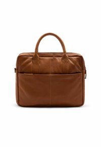 Braune Leder-Laptoptasche mit zwei oberen Griffen, einer Fronttasche und einem Reißverschluss. Glatte Textur mit genähten Akzenten. Rechteckige Form.