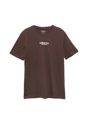 Brązowy t-shirt z krótkim rękawem i okrągłym dekoltem z białym napisem "s.Oliver Co. Established 1969" na środku klatki piersiowej.