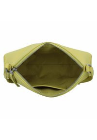 Borsa a tracolla gialla in pelle con chiusura a zip. Fodera interna in tessuto con un motivo a logo ripetuto. Texture liscia e forma strutturata.