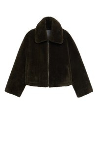 Brun faux fur cropped jakke med en stor krave, frontlynlås og sidelommer; har en blød tekstur og afslappet design.