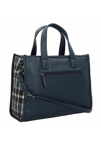 Marineblaue Handtasche aus synthetischem Material mit einer strukturierten Karosteppseite, zwei oberen Griffen und einem verstellbaren Schultergurt.