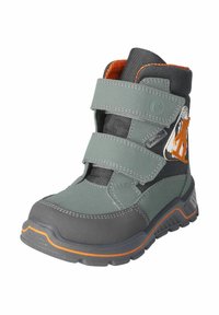 Botín de invierno gris con dos correas de velcro, tejido negro texturizado, acentos en naranja y un gráfico lateral de una figura. Suela de goma para tracción.