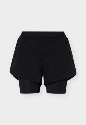 Schwarze, mehrlagige Sportshorts mit enganliegender innerer Kompressionsschicht und lockerem äußerem Layer, elastischem Bund, dargestellt vor neutralem Hintergrund.