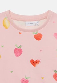 Rosa bomullssweatshirt med rund hals og et lekent mønster av jordbær, sitroner, hjerter og blader i forskjellige farger.