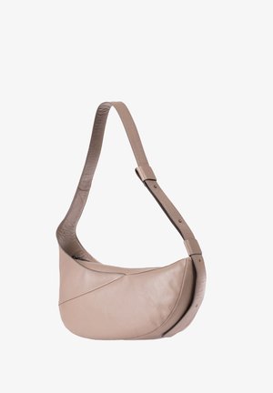 Beige leren schoudertas met een brede verstelbare schouderriem en een ritssluiting, geplaatst tegen een witte achtergrond.