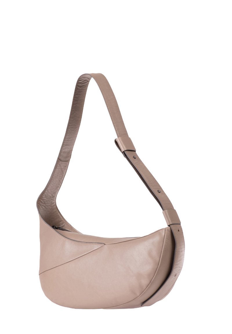 Borsa a tracolla in pelle beige con una larga tracolla regolabile e chiusura con cerniera, mostrata su uno sfondo bianco.