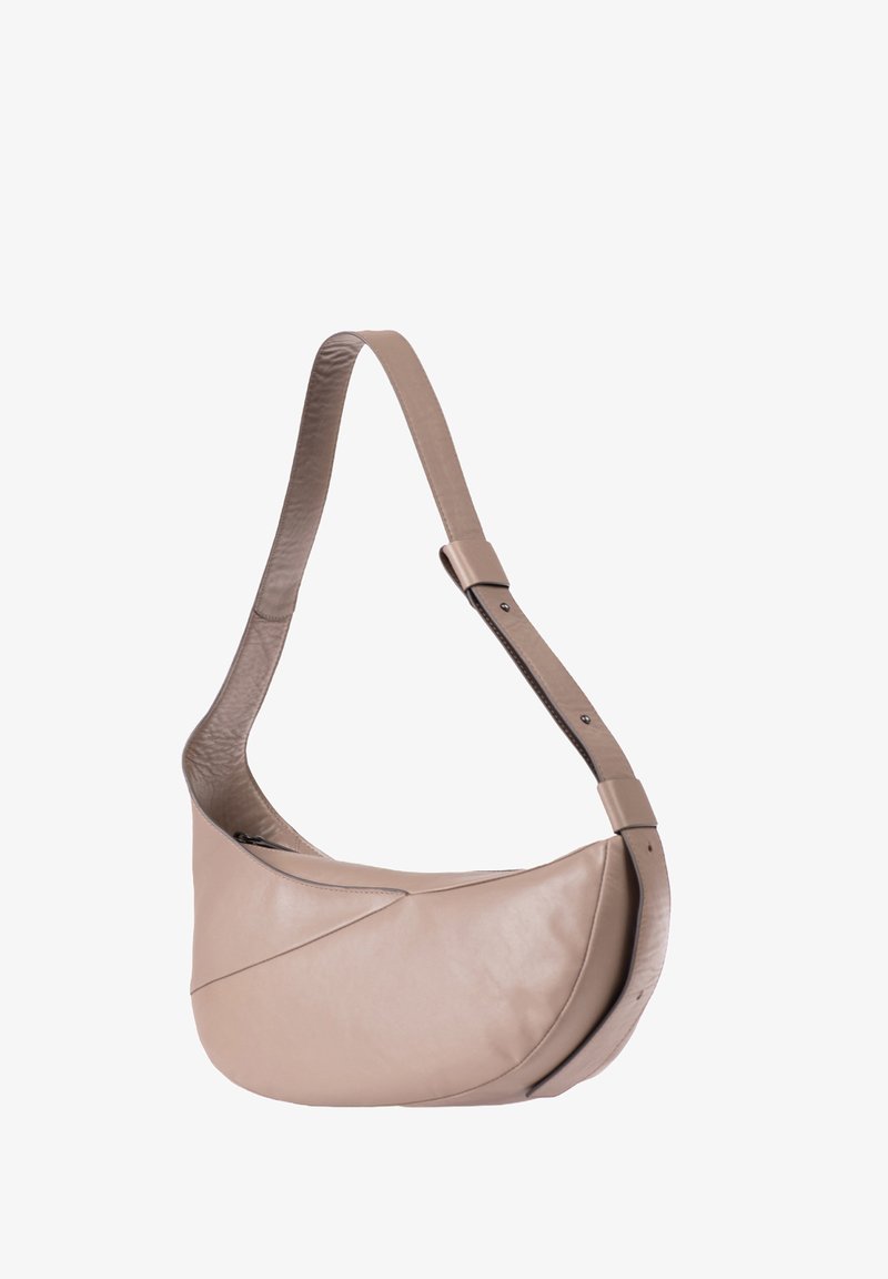 Beige leren schoudertas met een brede verstelbare schouderriem en een ritssluiting, geplaatst tegen een witte achtergrond.