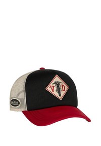 Gorra negra y roja con parte frontal estructurada, parte posterior de malla, parche en forma de diamante con un diseño de motocicleta y logotipo en el lateral.