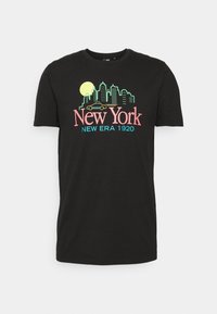 Svart bomull t-shirt med en flerfärgad tryck av en stads silhuett, en sol och texten "New York" med "NEW ERA 1920" nedanför.