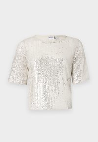 Camiseta de manga corta en tela crema, cubierta de lentejuelas plateadas. Presenta un escote redondo y un corte relajado, exhibiendo una superficie texturizada.