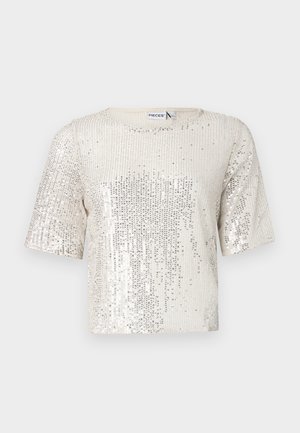 Kortebladig top in crème stof, bedekt met zilveren pailletten. Heeft een ronde halslijn en een relaxte pasvorm, met een gestructureerd oppervlak.