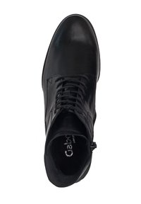 Bottines en cuir noir avec une finition lisse, lacées à l'avant et avec une fermeture éclair sur le côté. Elles présentent un col rembourré et une semelle texturée.