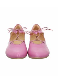 Rosa Leder Ballettschuhe mit runder Öffnung, Schnürdesign und minimaler Nahtverarbeitung. Weiches Innenfutter mit einer hellen Sohle.