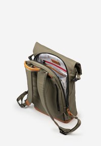 Zaino verde oliva con design a rotolo superiore, caratterizzato da dettagli in pelle marrone, cerniera nera e interno decorato con scomparti multipli.