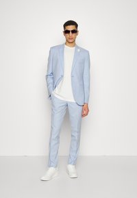 Isaac Dewhirst THE FASHION SUIT  - Odijelo - light blue