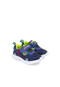 Zapatillas infantiles azules con acentos verdes, que presentan un diseño de monstruo, cierres de velcro y una suela blanca texturizada con bordes redondeados.
