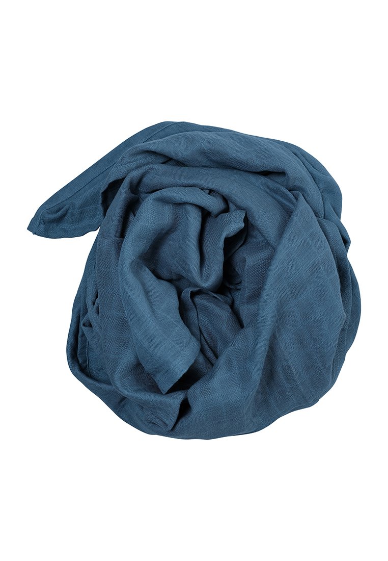 Écharpe bleue texturée, fabriquée en matériau léger, présentant une apparence froissée et une tombée douce, enroulée en forme circulaire.