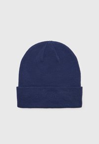 Bonnet tricoté bleu marine avec un revers et une texture lisse. Présente une couture discrète en haut, conçu pour la chaleur.