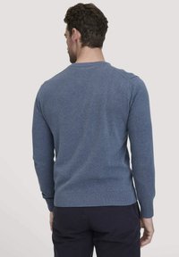 Blauer Strickpullover mit langen Ärmeln und rundem Ausschnitt. Mit gerippten Bündchen und Saum, glatte Textur. Rückansicht dargestellt.