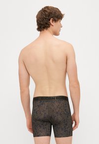 Férfi boxeralsó sötétkék színben, textúrált mintával. Széles fekete derékpánttal rendelkezik, amelyen a "BJÖRN BORG" logo található. Rugalmas és testhezálló kialakítás.