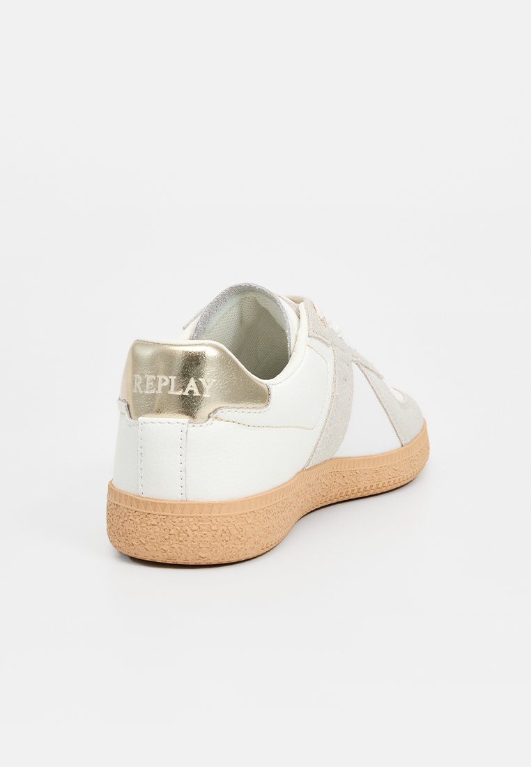 Sneaker casual bianco con suola beige, dettagli in camoscio e pattina metallica dorata con il marchio "REPLAY," vista da un angolo laterale posteriore.