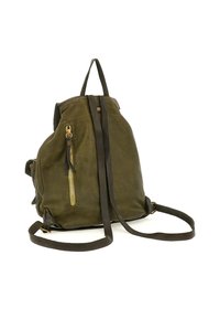 Zaino in pelle verde oliva con tasca con zip dorata, spallacci regolabili in pelle marrone e manico superiore su sfondo bianco.