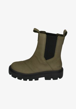 Bottines en cuir vert olive avec des panneaux élastiques noirs sur les côtés, semelle noire robuste et languettes pour enfiler et retirer facilement. Design minimaliste.