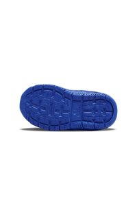 Mėlynas gumos batų padas, turintis tekstūruotą raštą su grioveliais traukai, ir suapvalinta nosimi. Matoma prekės ženklo logotipas.