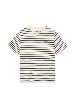 Maglietta a maniche corte color crema con sottili strisce orizzontali nere uniformemente distanziate e un piccolo logo nero sul petto sinistro.