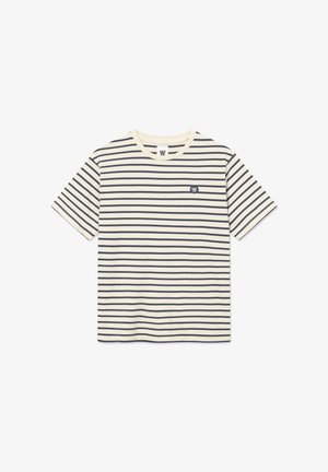 Majica kratkih rukava u krem boji s ravnomjerno raspoređenim tankim crnim horizontalnim prugama i malim crnim logotipom na lijevom prsnom dijelu.