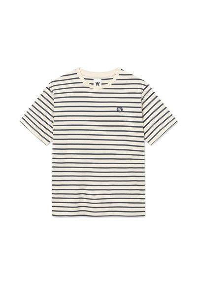 T-shirt crème à manches courtes avec des fines rayures noires horizontales espacées uniformément et un petit logo noir sur le côté gauche de la poitrine.