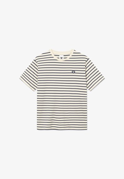 T-shirt crème à manches courtes avec des fines rayures noires horizontales espacées uniformément et un petit logo noir sur le côté gauche de la poitrine.