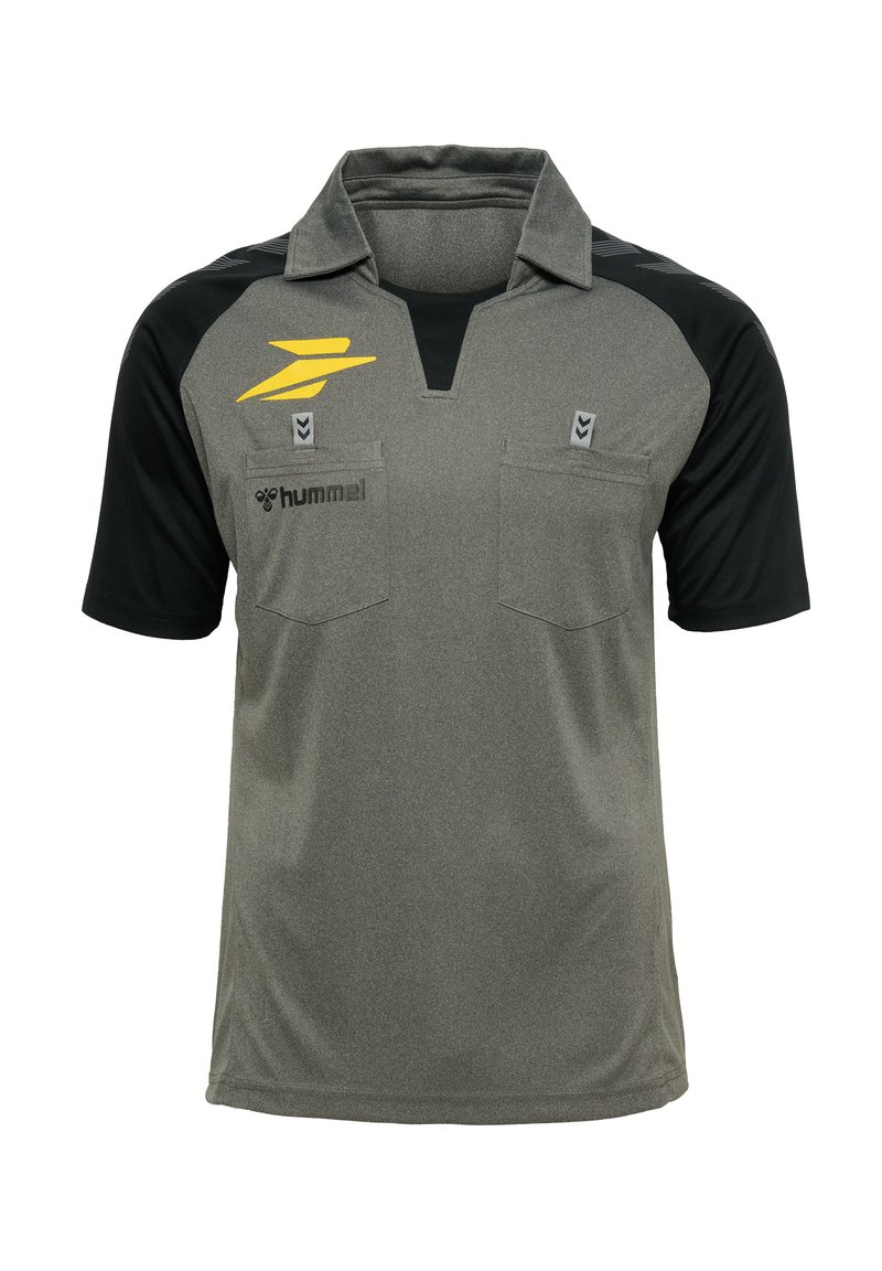 Polo shirt grigio a maniche corte con spalle nere, due tasche sul petto e accenti gialli sul logo. Realizzato in tessuto traspirante con una finitura testurizzata.