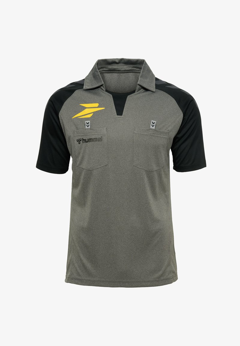 Polo shirt grigio a maniche corte con spalle nere, due tasche sul petto e accenti gialli sul logo. Realizzato in tessuto traspirante con una finitura testurizzata.