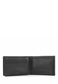 Billetera de cuero negro, diseño plegable, con múltiples ranuras para tarjetas y un compartimento. Textura suave con detalles de costura sutil.