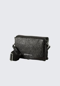 Schwarze Handtasche mit glitzerndem Finish, umklappbarem Deckel, verstellbarem Tragegurt und Logodetail. Hergestellt aus Denim-Material. Rechteckige Form.