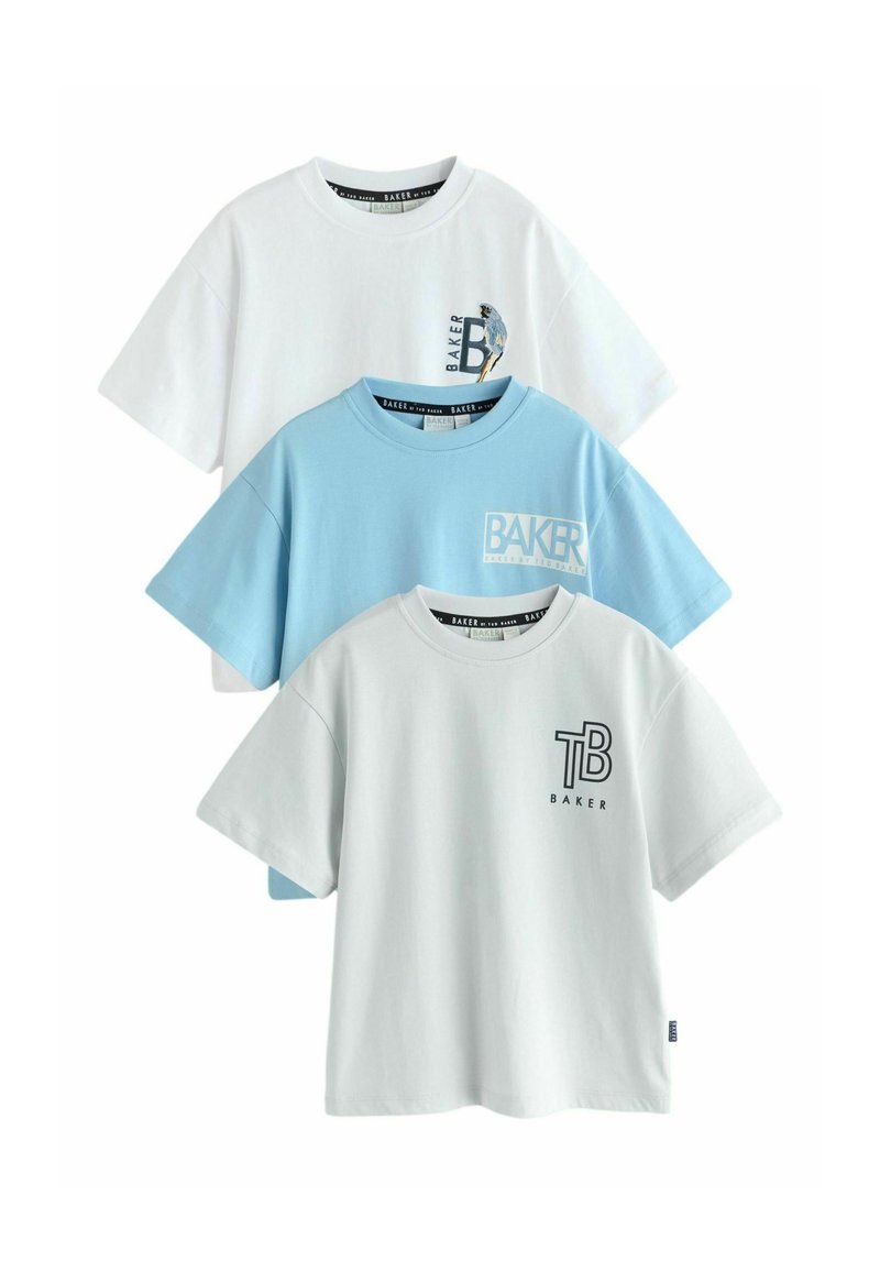 Drei lässige T-Shirts aus weißer, hellblauer und hellgrauer Baumwolle mit den Logos "BAKER" und "TB" auf der Vorderseite.