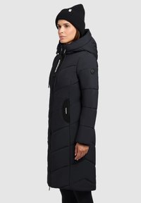 Sort dunjakke med hætte, der har vandrette quiltede paneler, lynlås foran, sidelommer og en ribbet sort hue.