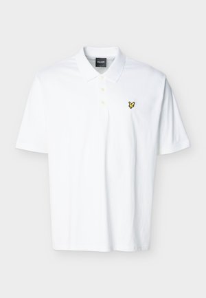 Hvid polo med korte ærmer, krave, tre knapper og lille gult fuglelogo på venstre bryst.