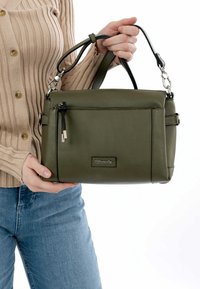 Borsa a tracolla verde oliva in pelle testurizzata, con manici doppi, una tasca frontale con zip e hardware in tonalità argento. Design rettangolare compatto.