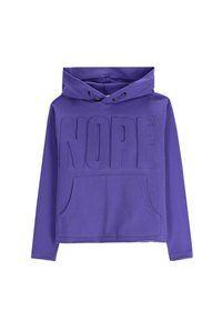 Fioletowa bluza z kapturem z przednią kieszenią kangurk�ą i wypukłym napisem "NOPE" na klatce piersiowej. Gładka tekstura materiału, z kapturem regulowanym sznurkiem.