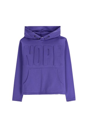 Fioletowa bluza z kapturem z przednią kieszenią kangurką i wypukłym napisem "NOPE" na klatce piersiowej. Gładka tekstura materiału, z kapturem regulowanym sznurkiem.
