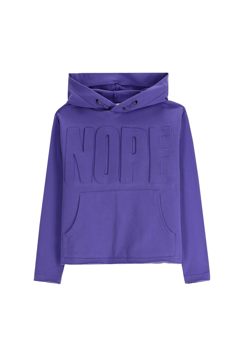 Fioletowa bluza z kapturem z przednią kieszenią kangurką i wypukłym napisem "NOPE" na klatce piersiowej. Gładka tekstura materiału, z kapturem regulowanym sznurkiem.